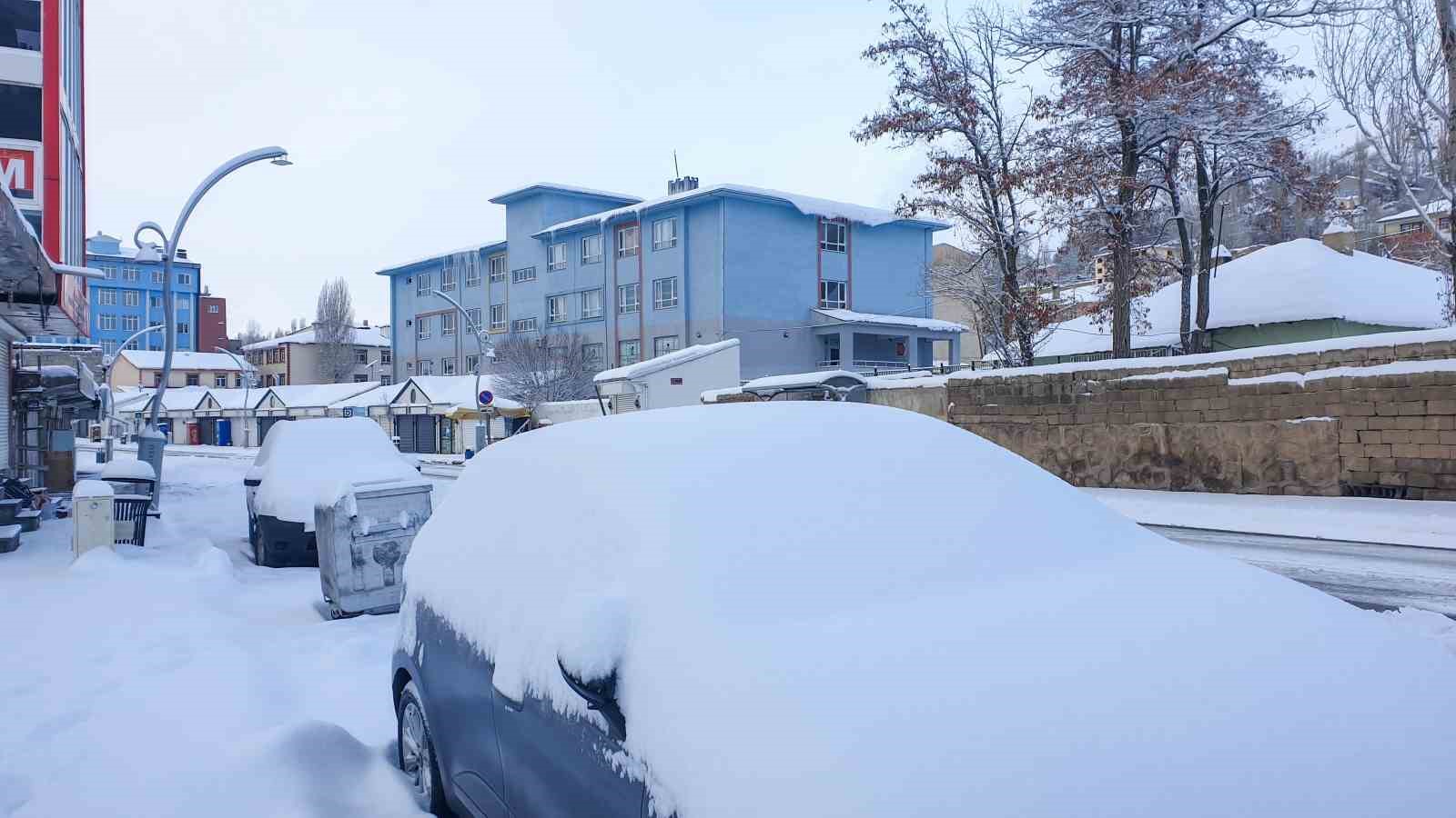 baskalede araclar kara gomuldu 4 yerlesim yerinin yolu ulasima kapandi 2 JJmTnQGu
