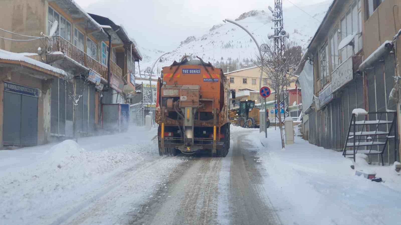 baskalede araclar kara gomuldu 4 yerlesim yerinin yolu ulasima kapandi 5 u6j2kmgR