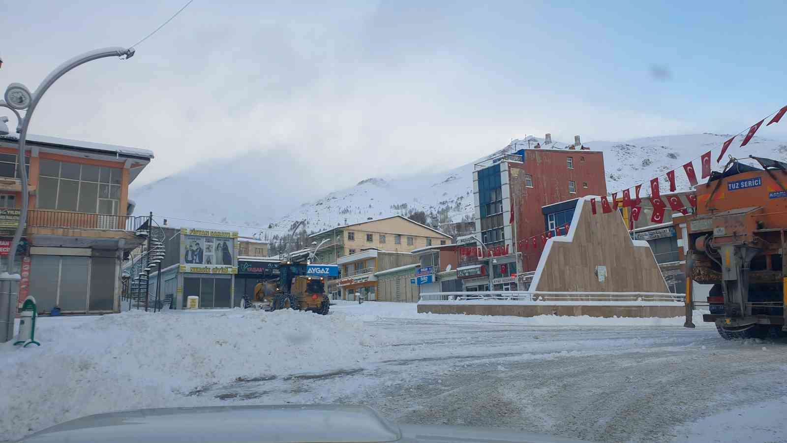 baskalede araclar kara gomuldu 4 yerlesim yerinin yolu ulasima kapandi 6 dcMVtDW2