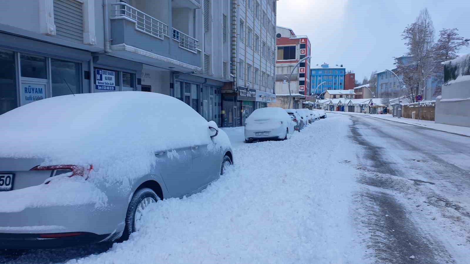 baskalede araclar kara gomuldu 4 yerlesim yerinin yolu ulasima kapandi 7