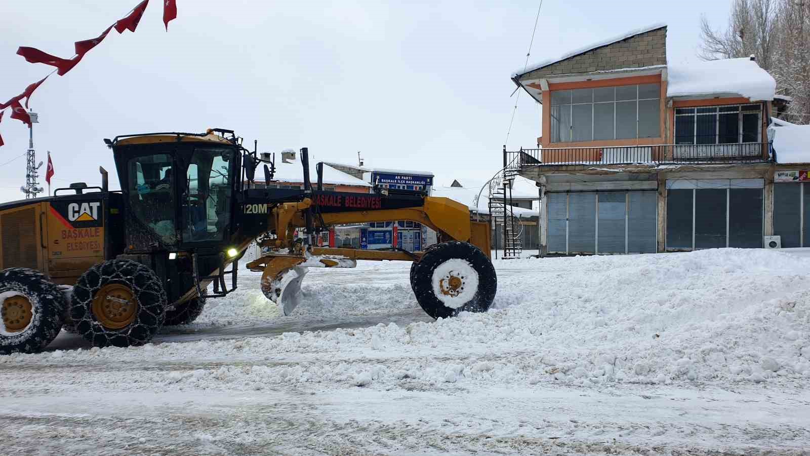 baskalede araclar kara gomuldu 4 yerlesim yerinin yolu ulasima kapandi 8 WQ5fkwBB