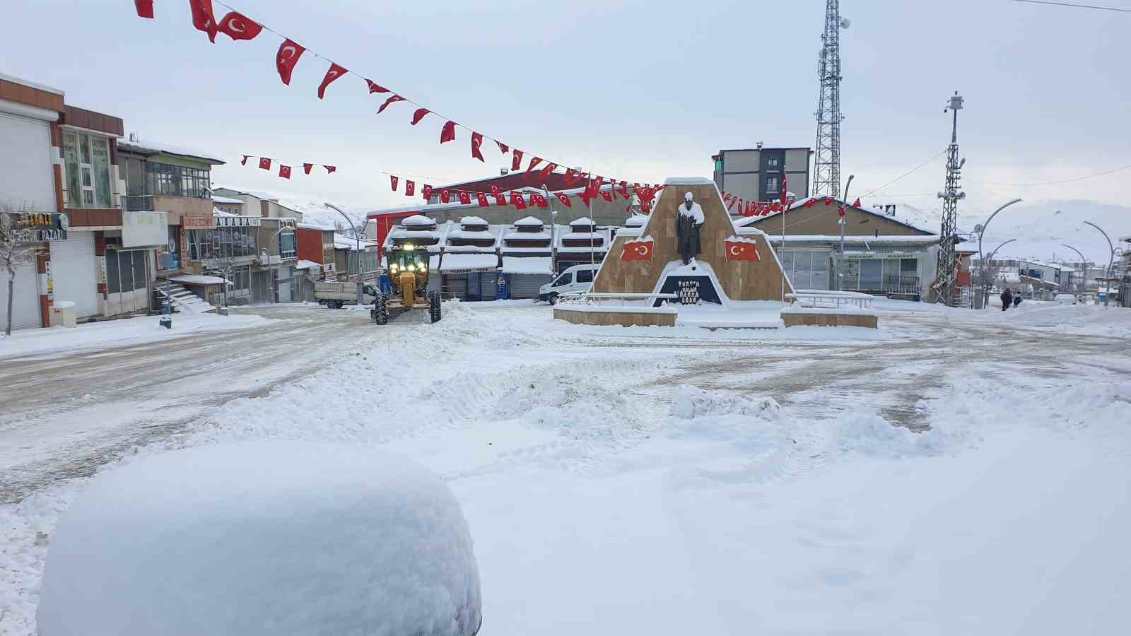 baskalede araclar kara gomuldu 4 yerlesim yerinin yolu ulasima kapandi 9