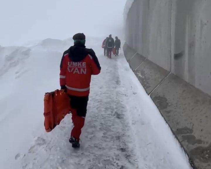 baskalede hipotermi suphesi olan 2 gocmen kurtarildi 2