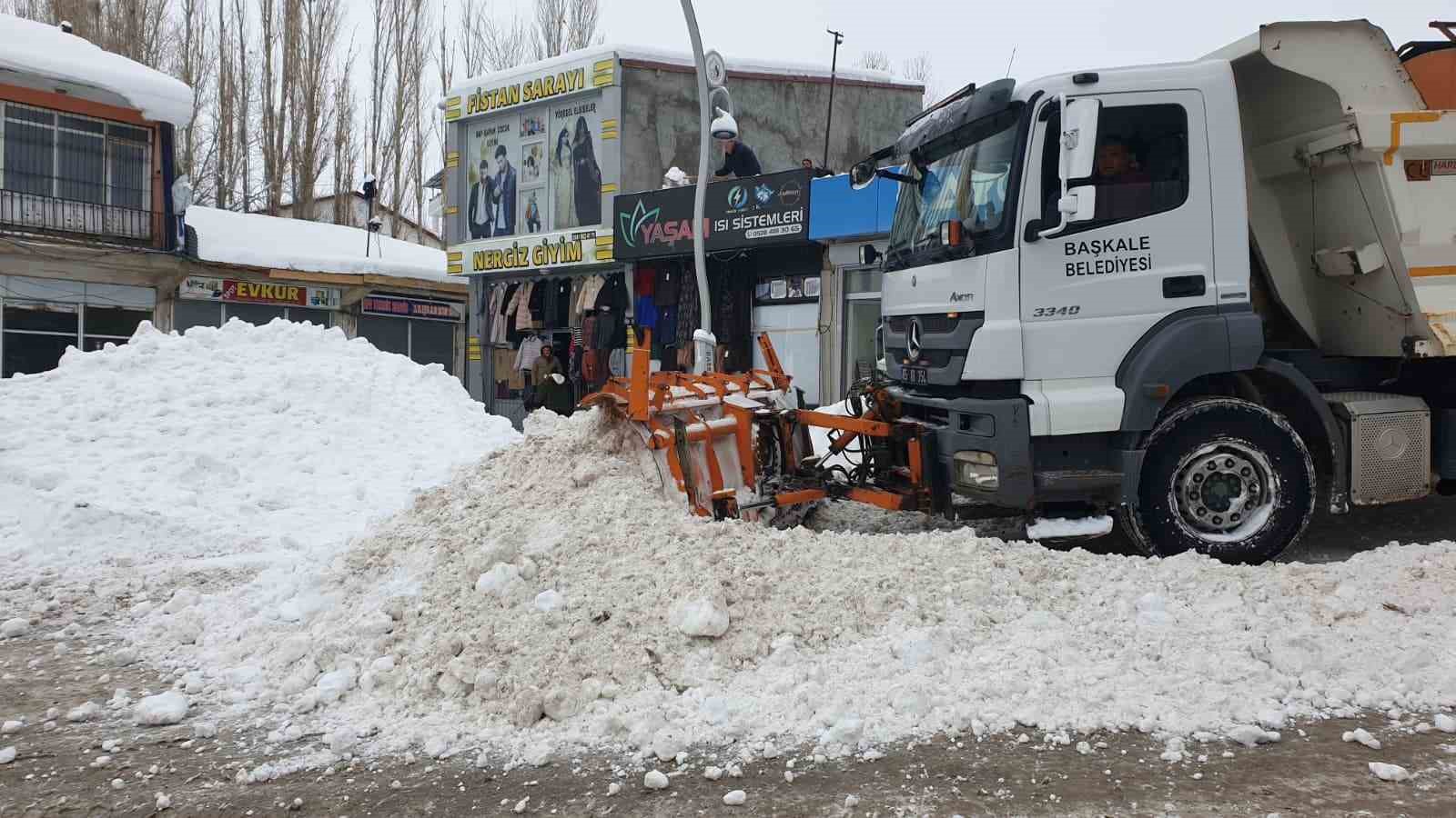 baskalede kis sert geciyor kar yiginlari kamyonlarla ilce disina tasiniyor 4 s9ywju2I