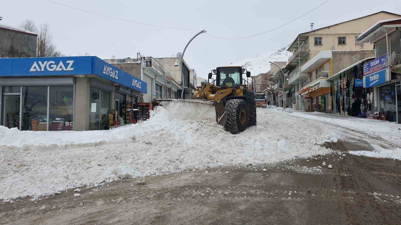 baskalede kis sert geciyor kar yiginlari kamyonlarla ilce disina tasiniyor 5 n6ammXDZ