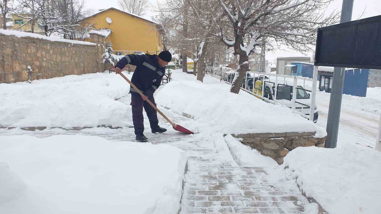 baskalede kis sert geciyor kar yiginlari kamyonlarla ilce disina tasiniyor 6 bVNVtlZw