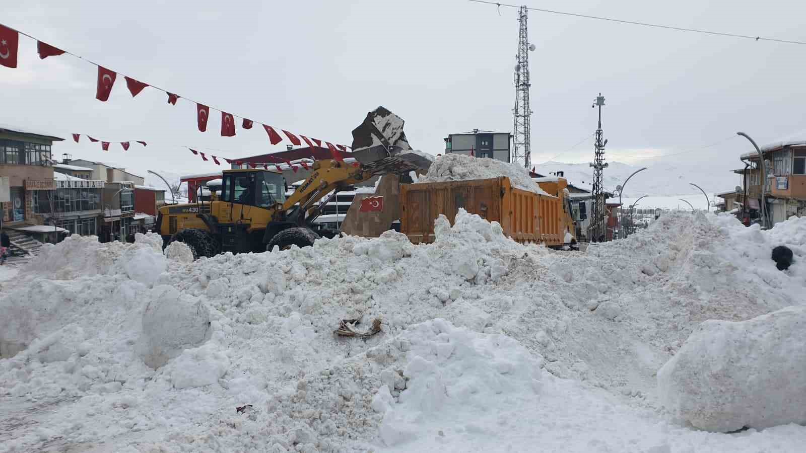 baskalede kis sert geciyor kar yiginlari kamyonlarla ilce disina tasiniyor 7 GYjMbvZF
