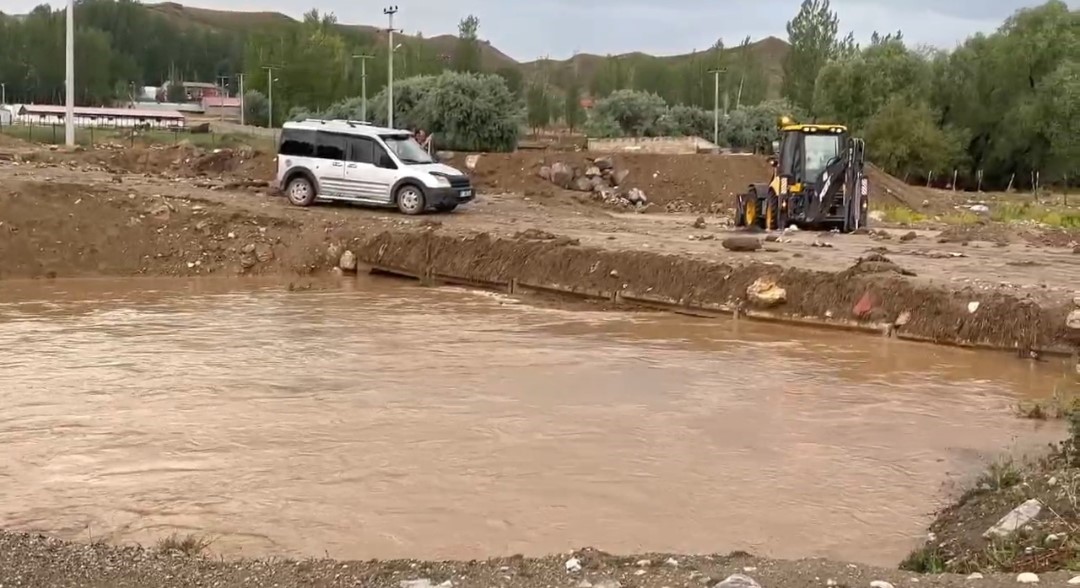 baskalede saganak sonucu sel meydana geldi 5 FmS9UuYV