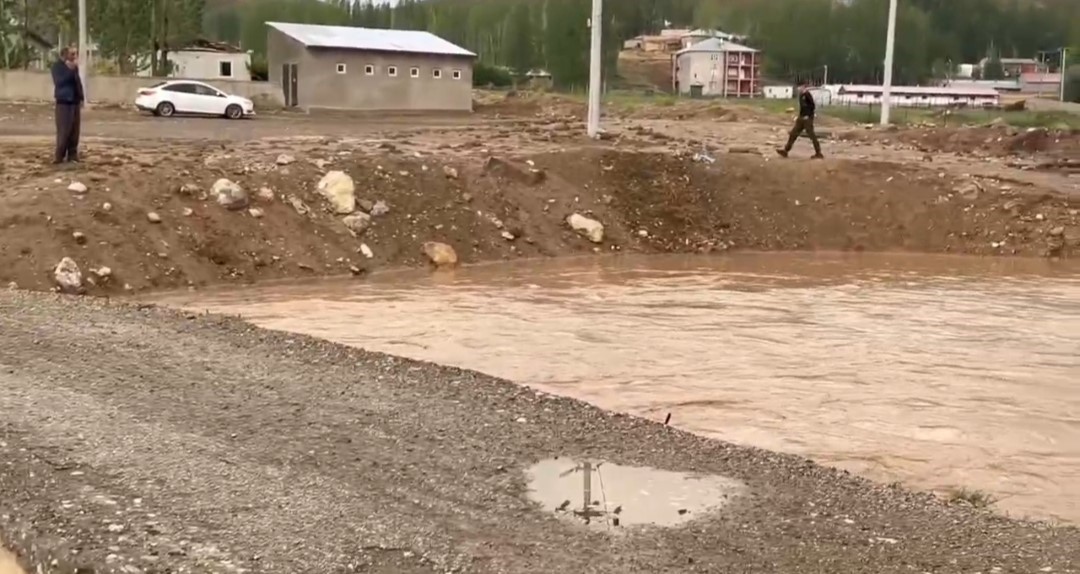 baskalede saganak sonucu sel meydana geldi 6