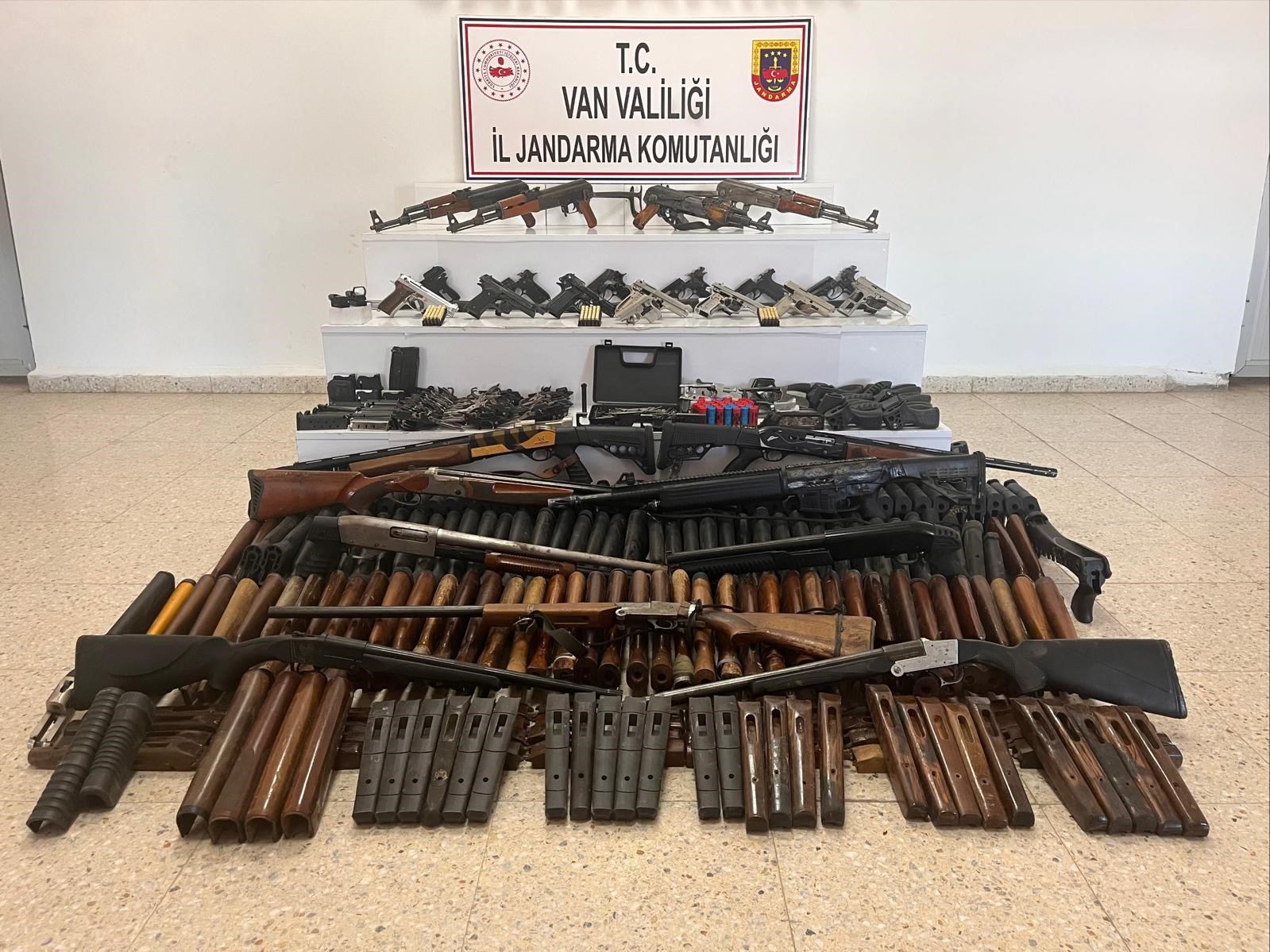 baskalede silah ve muhimmat ele gecirildi 0 3VVhjHqV