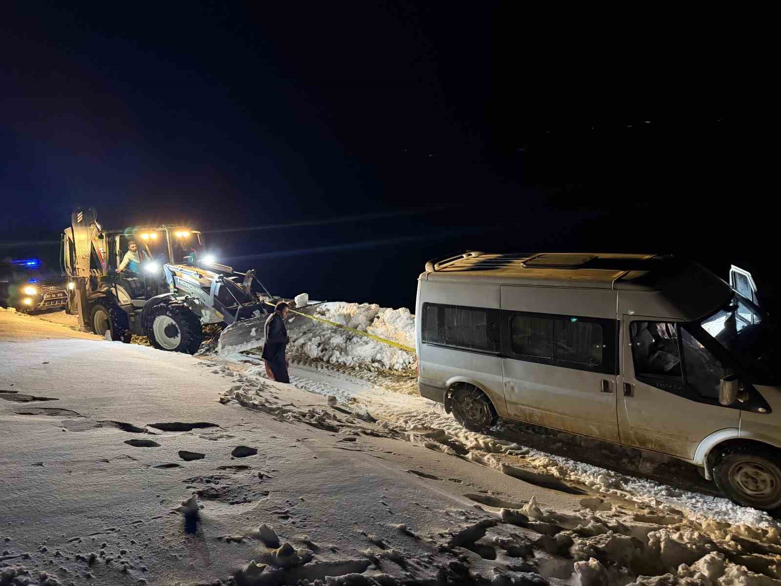 baskalede yoldan cikan minibus kara saplandi 0 9KVvJi6n