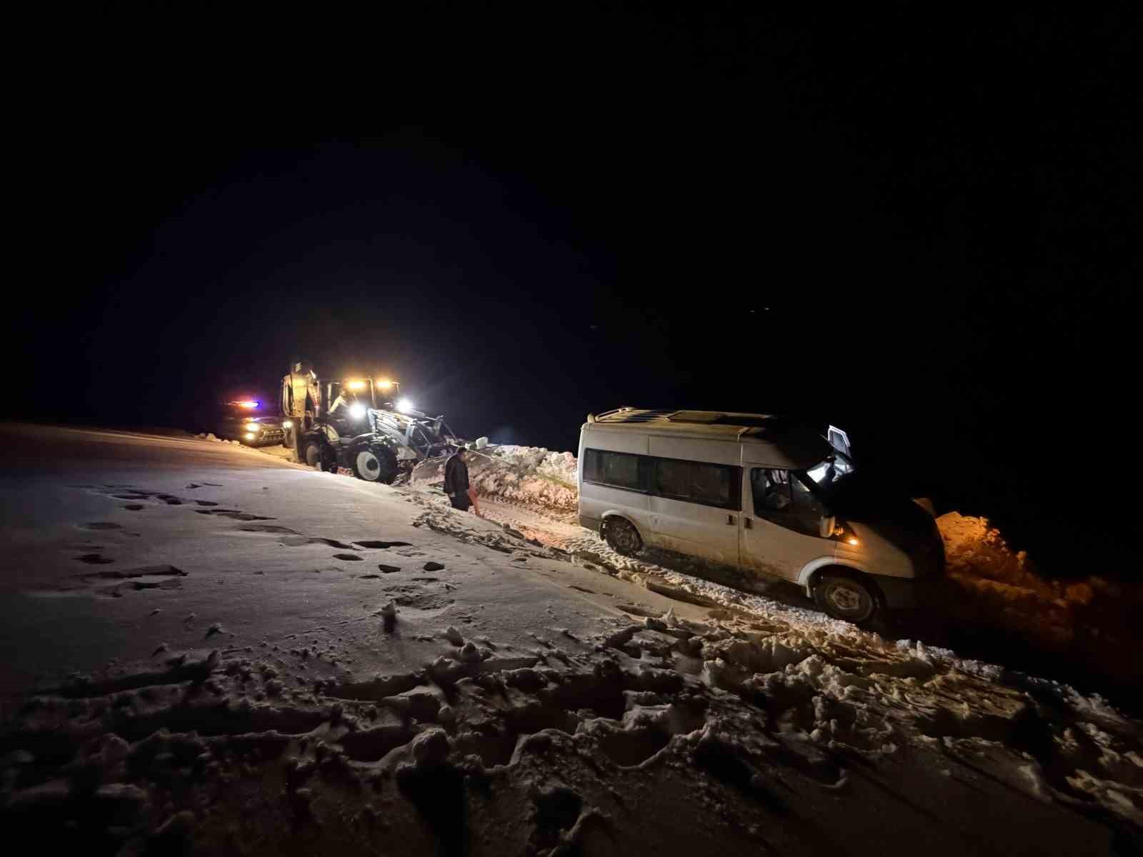 baskalede yoldan cikan minibus kara saplandi 1