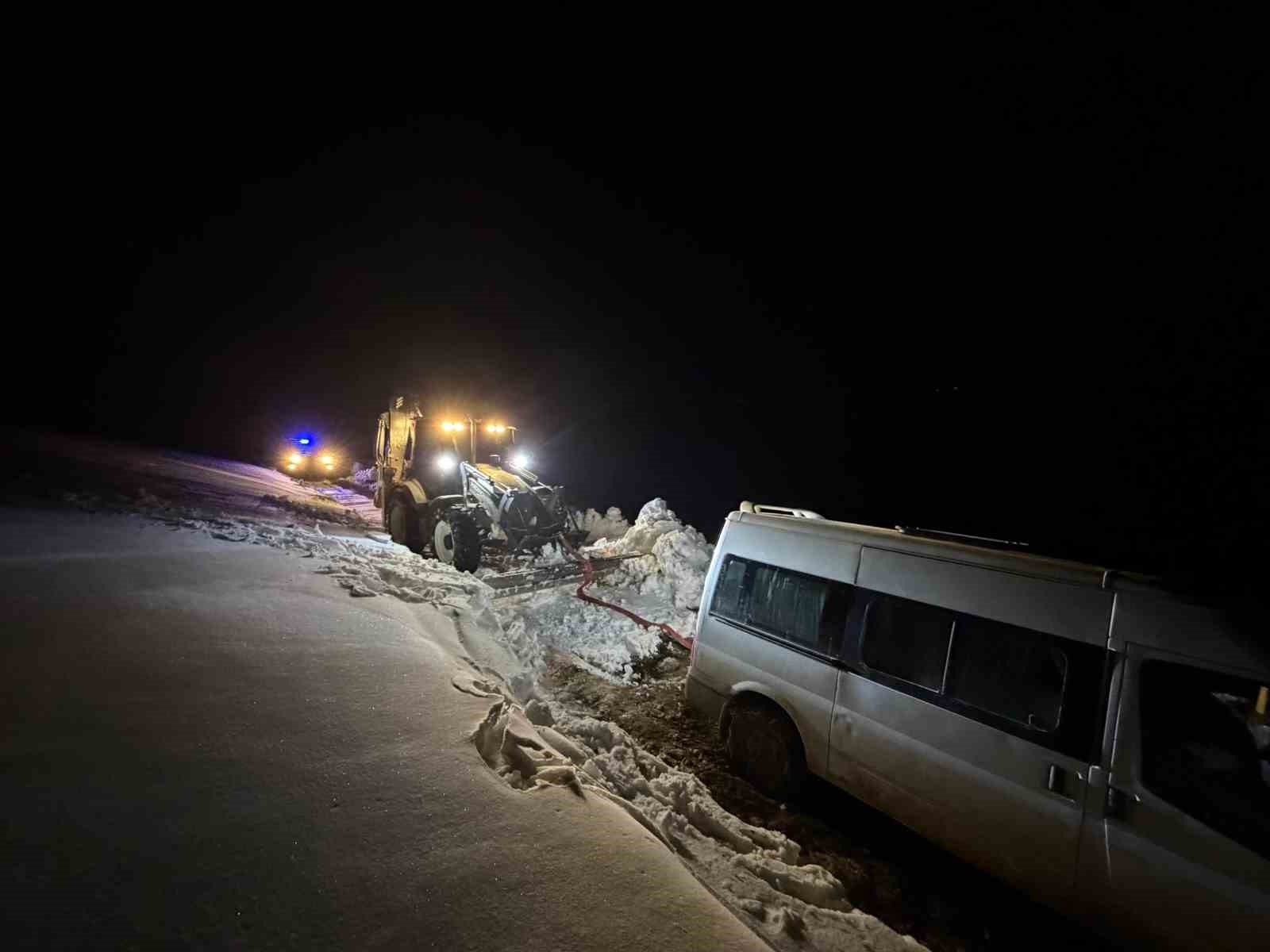 baskalede yoldan cikan minibus kara saplandi 2 wrpPIHel
