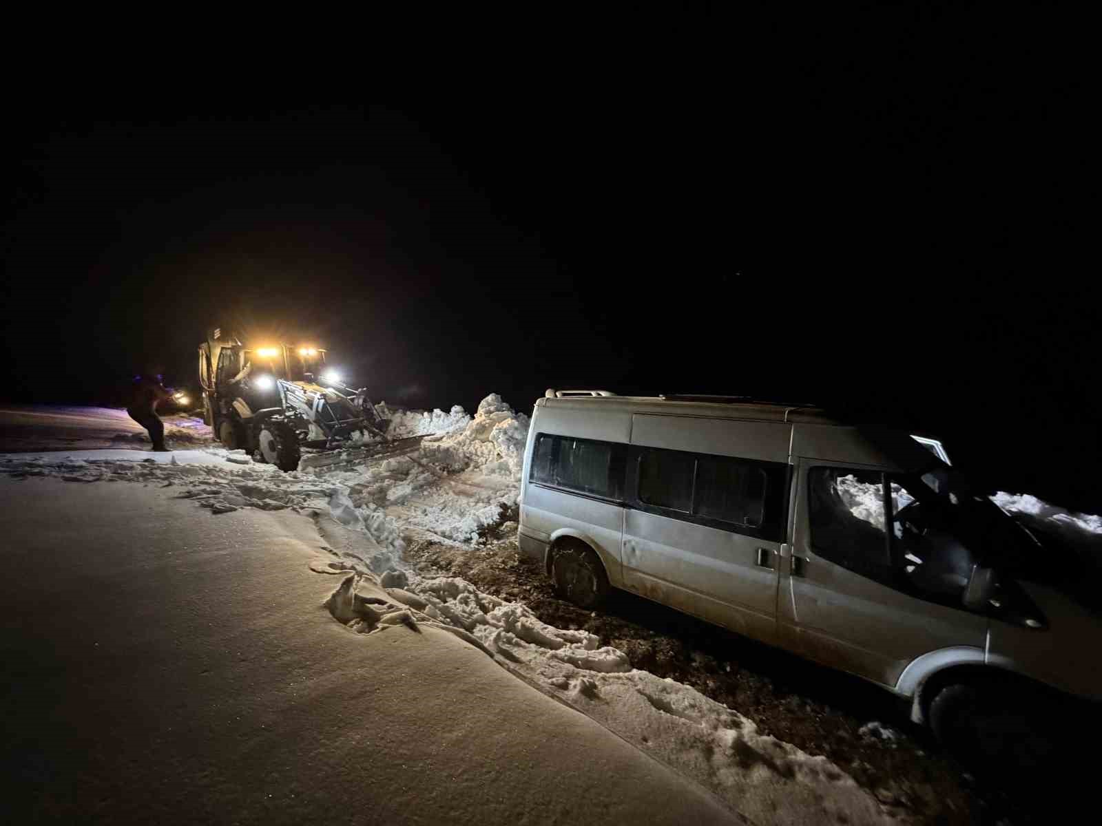 baskalede yoldan cikan minibus kara saplandi 3 A2lANB6G