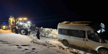 baskalede-yoldan-cikan-minibus-kara-saplandi-J1JalTT6.jpg