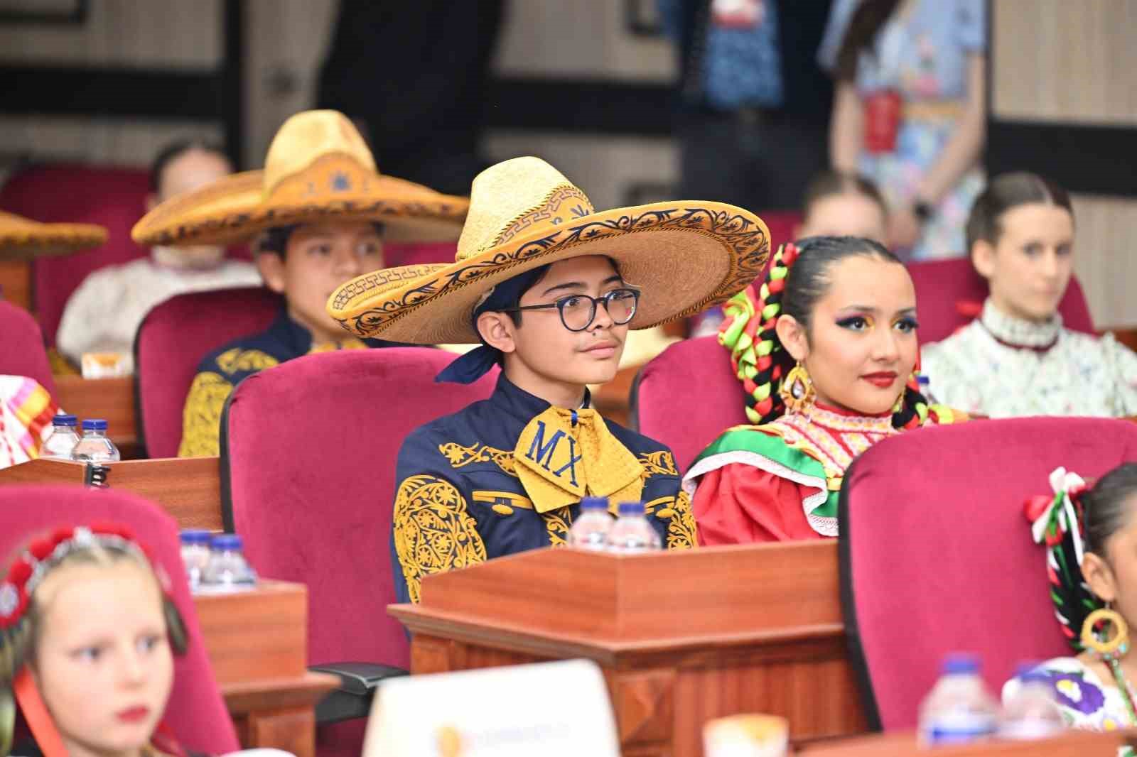 baskan akin dunya cocuklarini agirladi 9 CPARmLzV