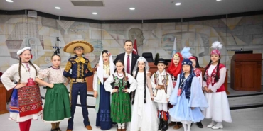 baskan-akin-dunya-cocuklarini-agirladi-XH8dNKPW.jpg