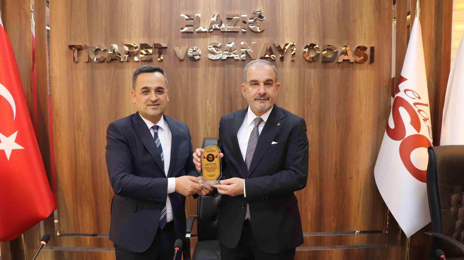 Başkan Alan sözünü tuttu: Öğrencilere formalarını hediye etti 5 baskan alan sozunu tuttu ogrencilere formalarini hediye etti 1