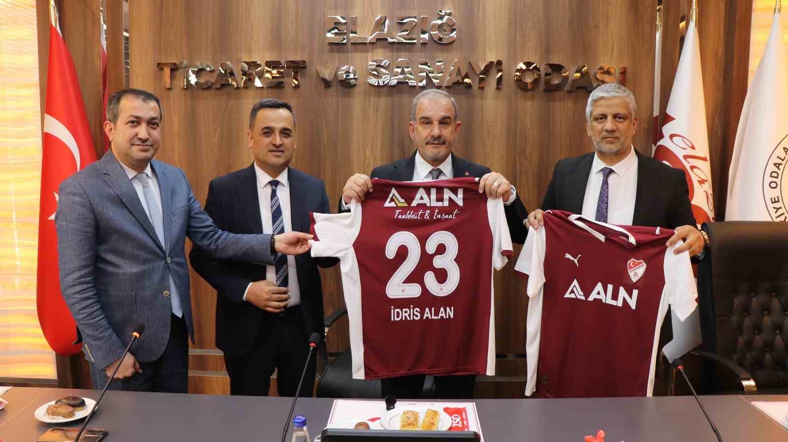 Başkan Alan sözünü tuttu: Öğrencilere formalarını hediye etti 6 baskan alan sozunu tuttu ogrencilere formalarini hediye etti 2 wL7a5kfU