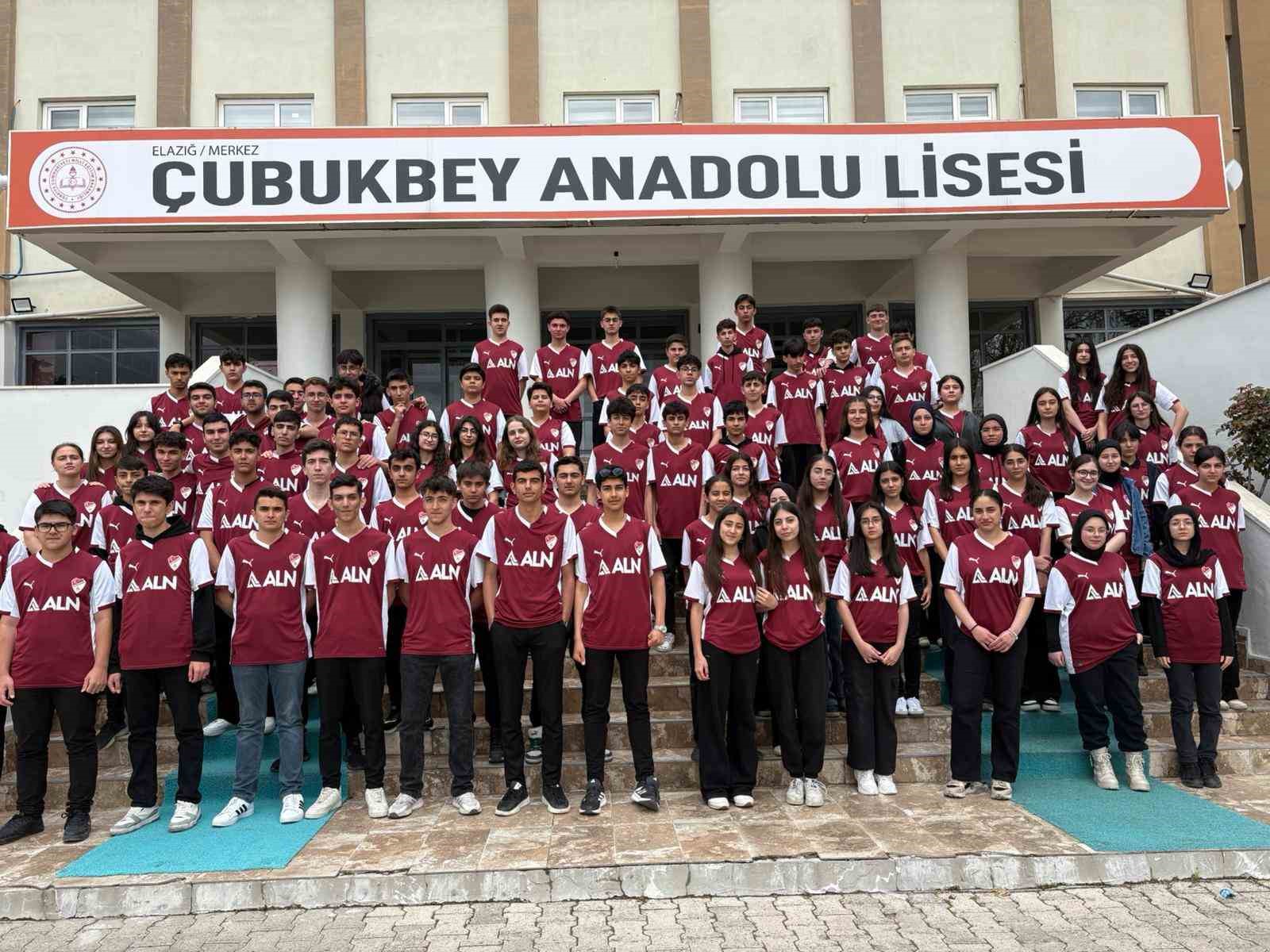 Başkan Alan sözünü tuttu: Öğrencilere formalarını hediye etti 7 baskan alan sozunu tuttu ogrencilere formalarini hediye etti 3 NyX9L3Un