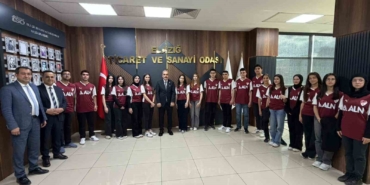 baskan-alan-sozunu-tuttu-ogrencilere-formalarini-hediye-etti-Mm4V342Y.jpg