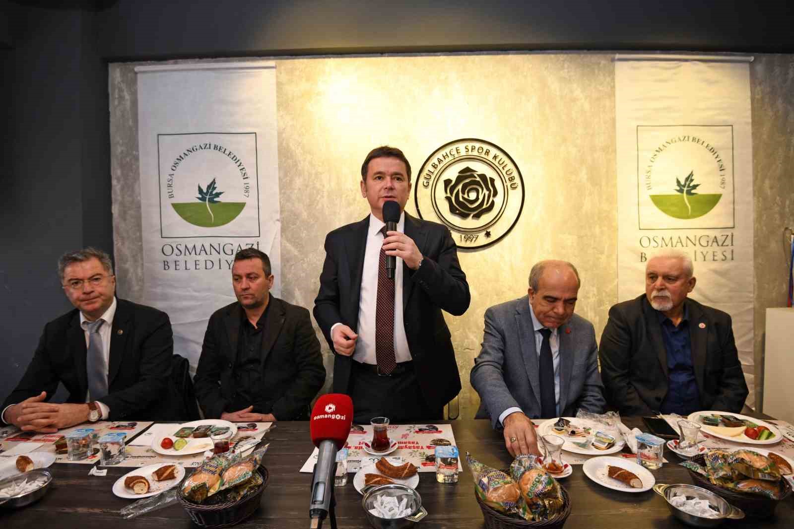 baskan aydin sahada vatandasin yaninda 2 dU1P11c1