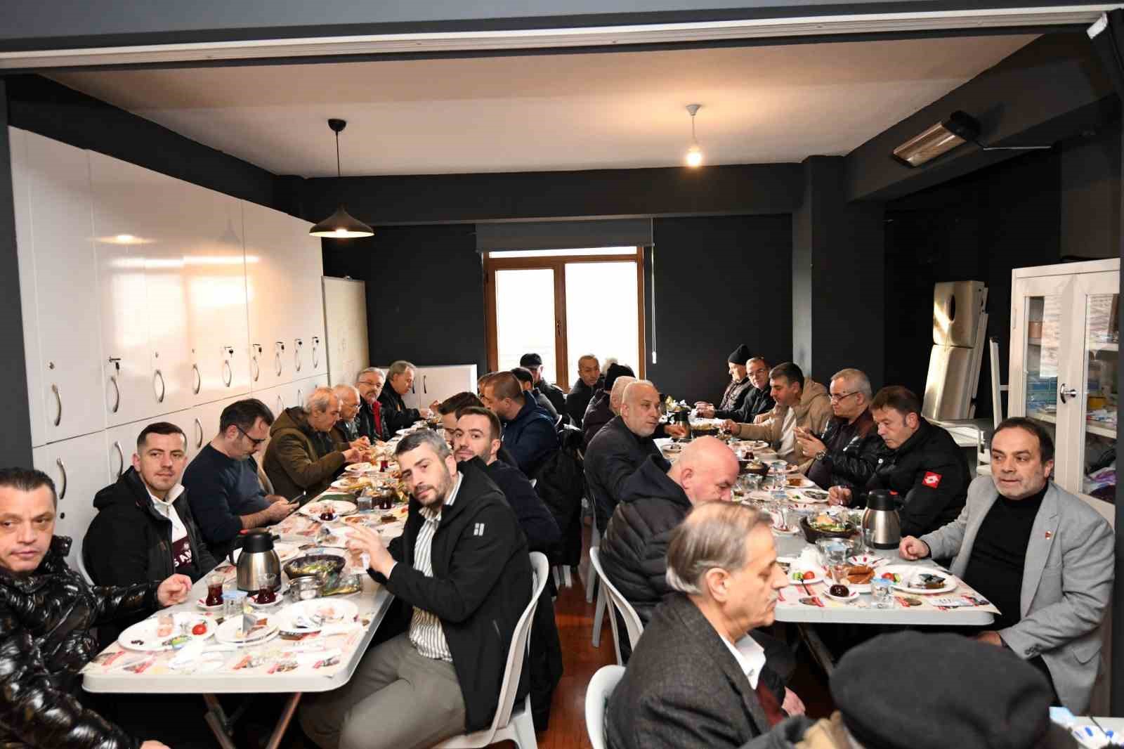 baskan aydin sahada vatandasin yaninda 3 NNWPDzQO