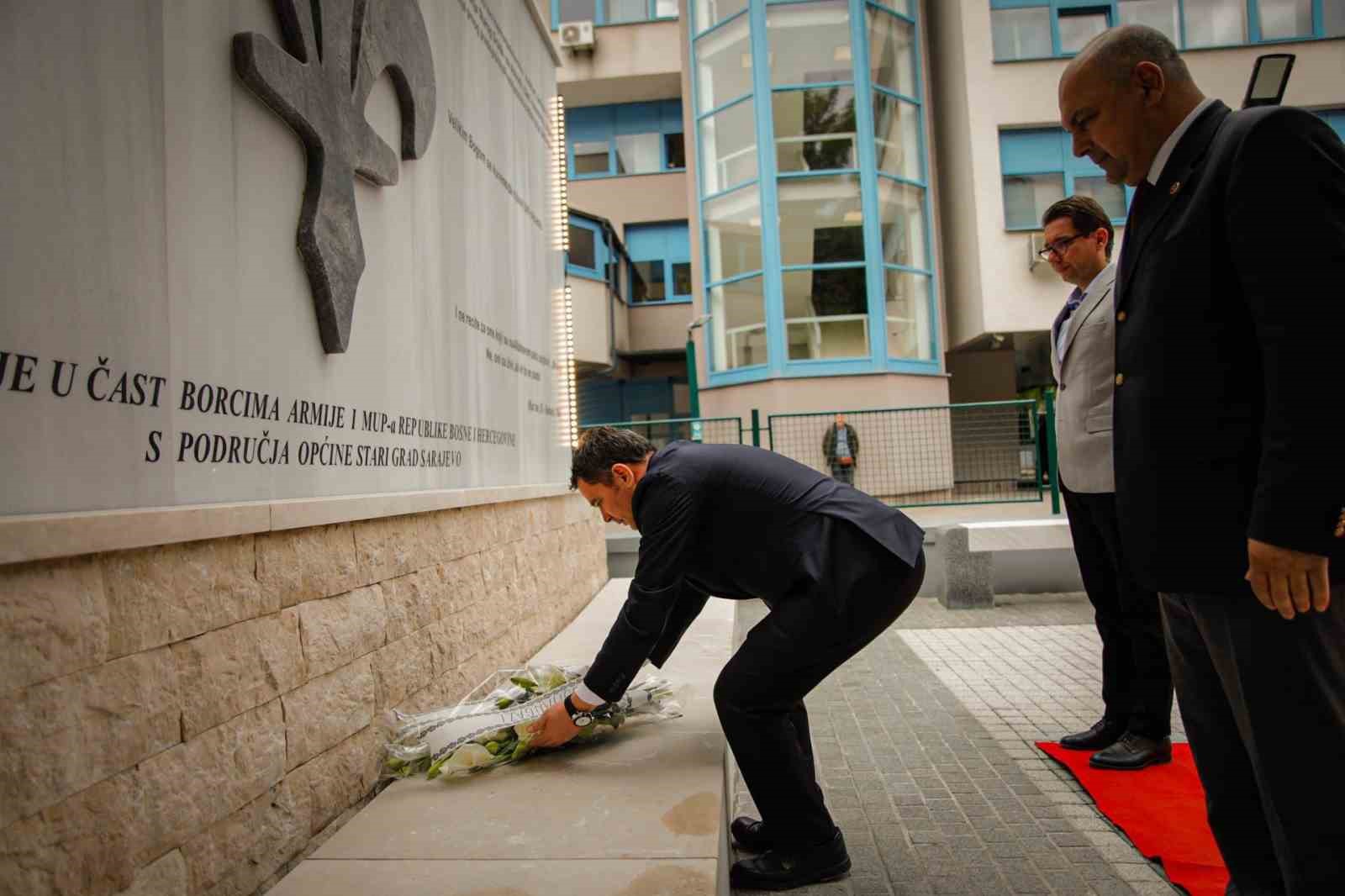 baskan aydindan saraybosnada anlamli temas 0 FEhsIBDq