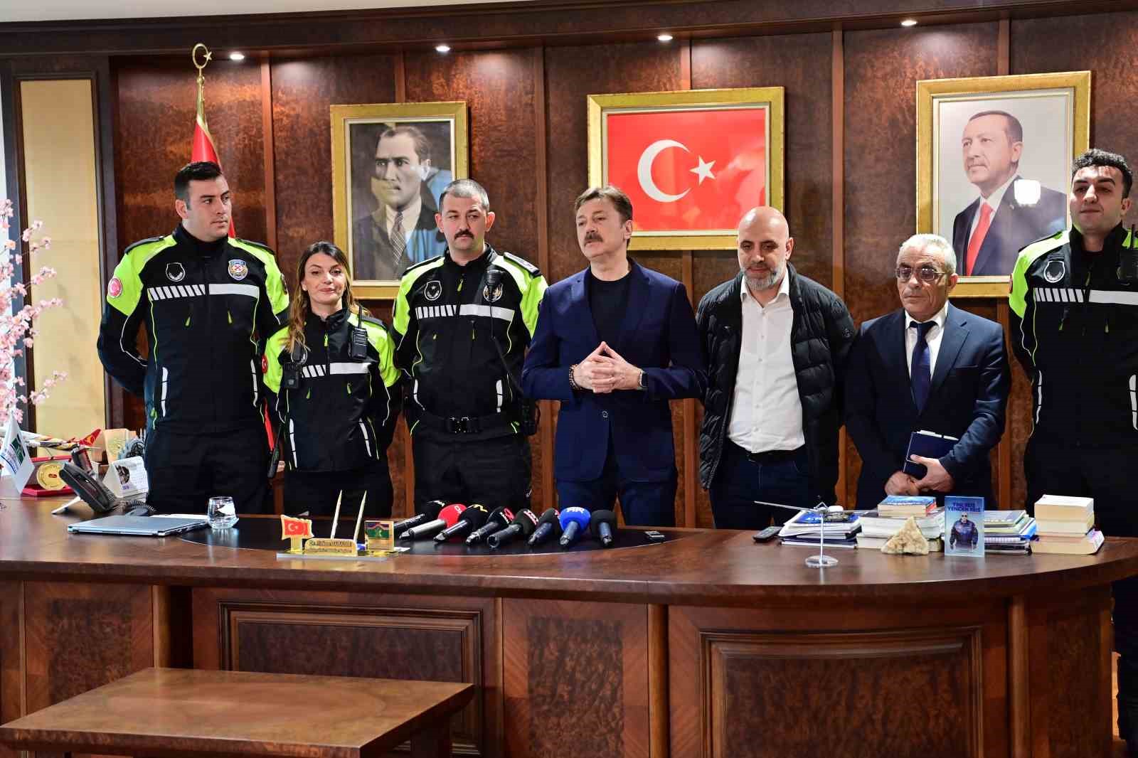 baskan bahadir 3 aylik bebegin hayatini kurtaran zabita ekibini odullendirdi 1 g9kS6arR