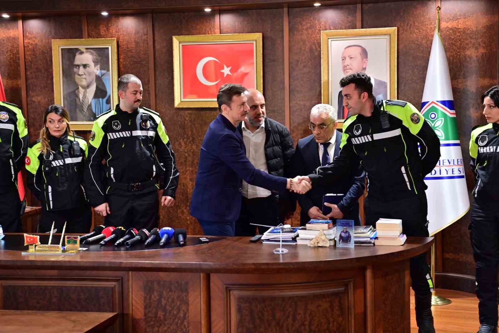 baskan bahadir 3 aylik bebegin hayatini kurtaran zabita ekibini odullendirdi 2 8JbUITnt
