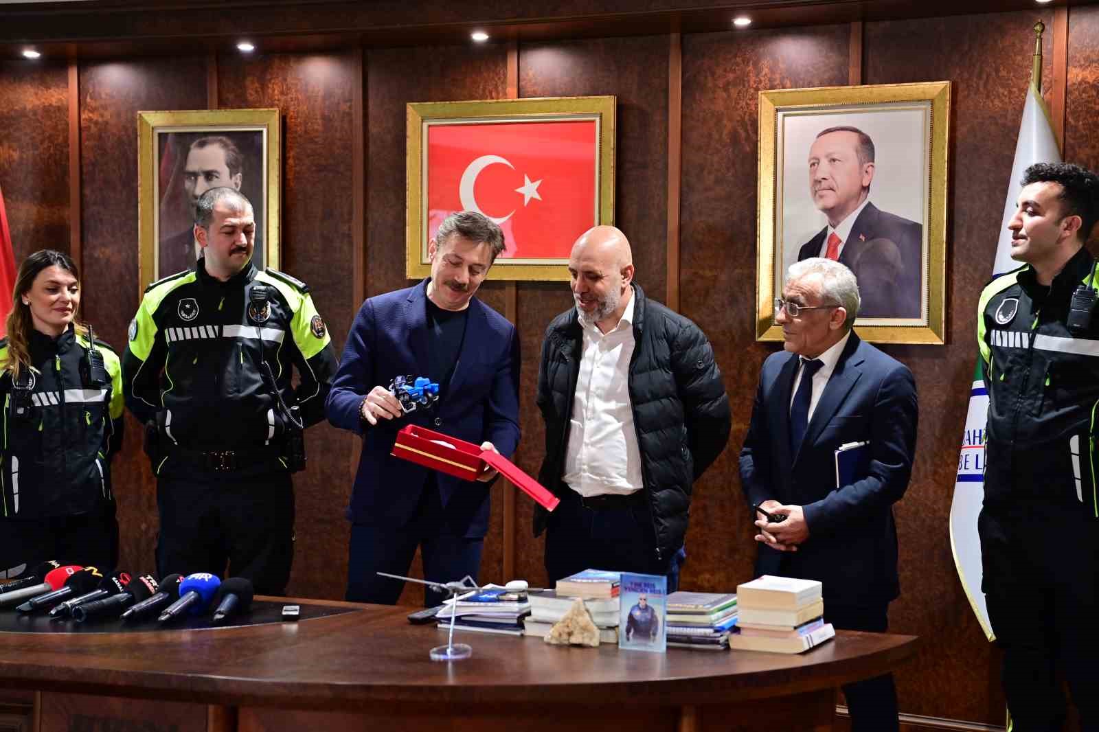 baskan bahadir 3 aylik bebegin hayatini kurtaran zabita ekibini odullendirdi 3 mvMCTnbQ