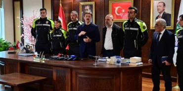 baskan-bahadir-3-aylik-bebegin-hayatini-kurtaran-zabita-ekibini-odullendirdi-bjlQZL4l.jpg