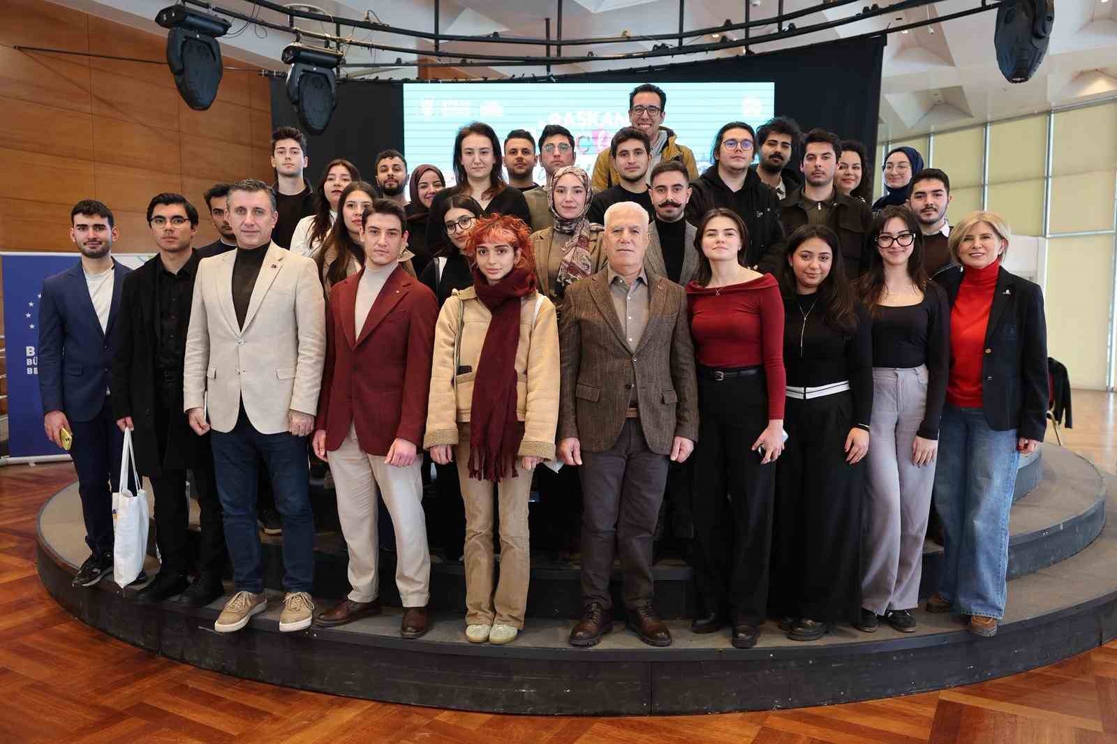 baskan bozbey genclerle gelecegi konustu 0 fny3fgDe