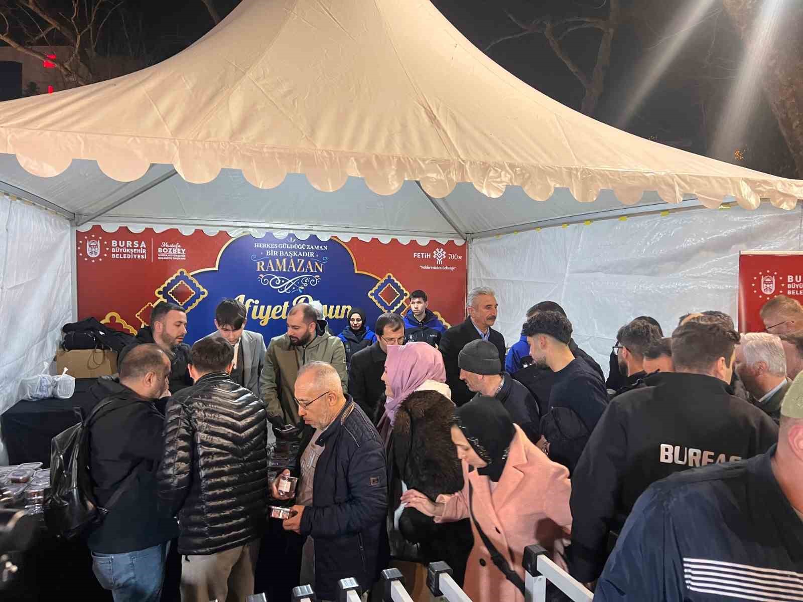 baskan bozbey kendi mahallesinde komsulariyla iftar yapti 4 GsOWAVLi