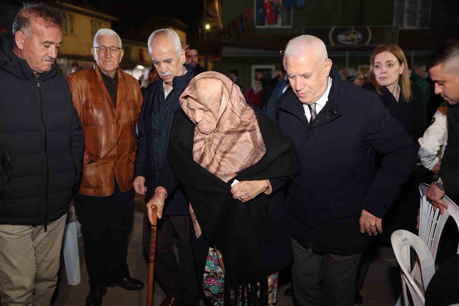 baskan bozbey kendi mahallesinde komsulariyla iftar yapti 6 QYPmrOBr