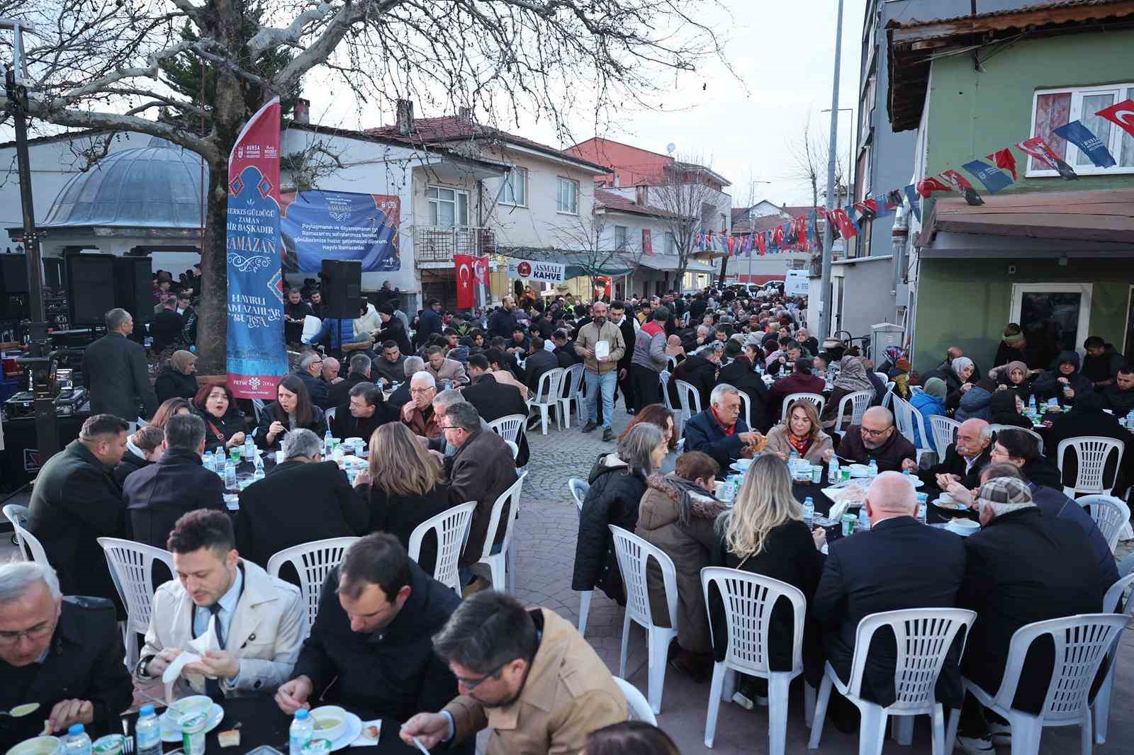 baskan bozbey kendi mahallesinde komsulariyla iftar yapti 8 3wSkzUf9