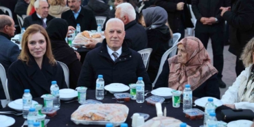 baskan-bozbey-kendi-mahallesinde-komsulariyla-iftar-yapti-ZF24S6v1.jpg
