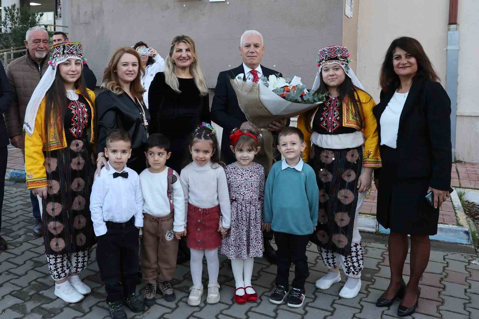 baskan bozbey mezun oldugu okuldaki ogretmenlerle bulustu 0 dYfJLkuV