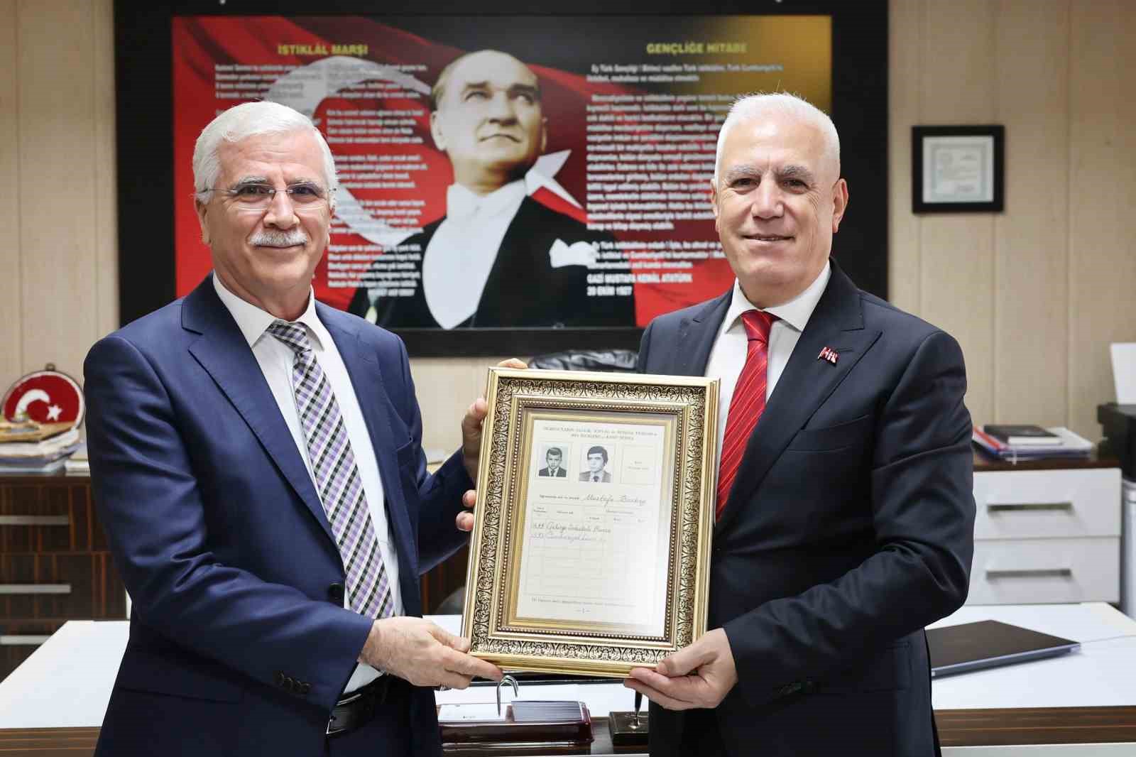 baskan bozbey mezun oldugu okuldaki ogretmenlerle bulustu 1 RNXPJrCM