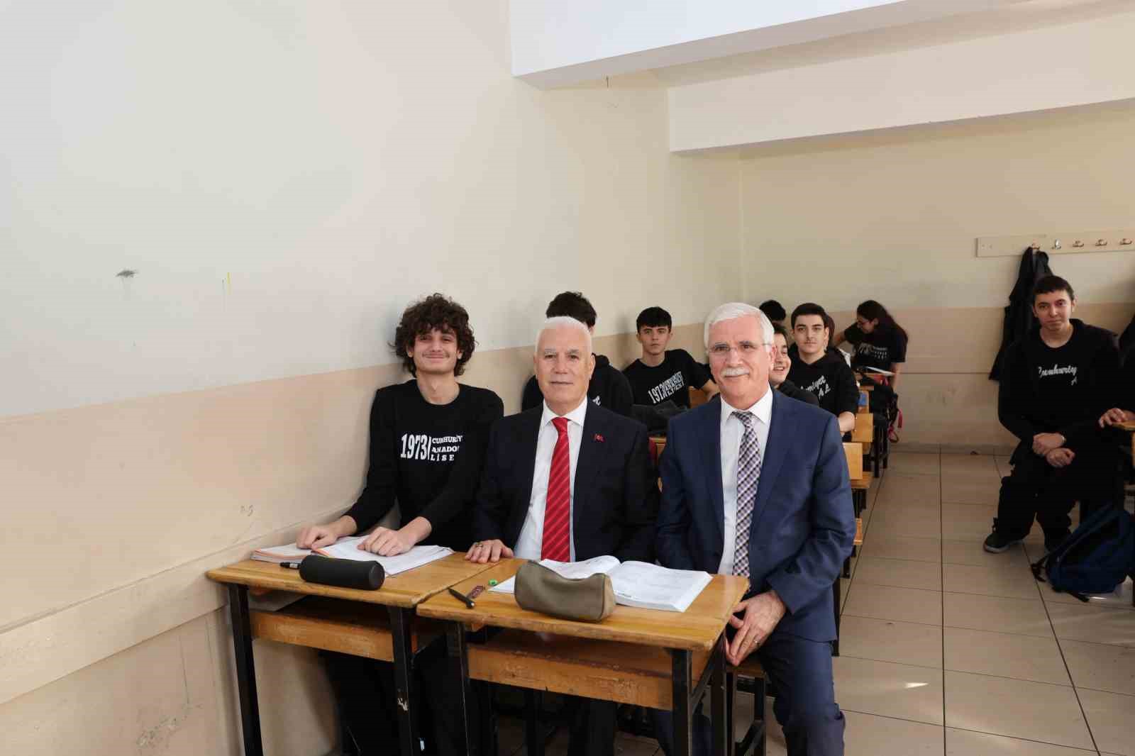 baskan bozbey mezun oldugu okuldaki ogretmenlerle bulustu 2