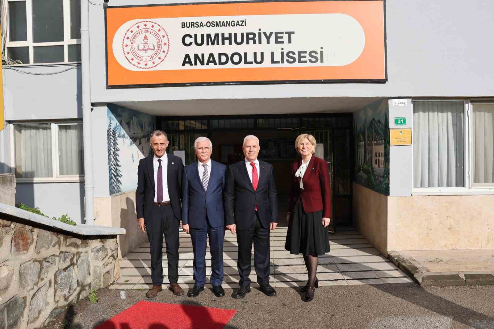 baskan bozbey mezun oldugu okuldaki ogretmenlerle bulustu 3 XJjCJz69