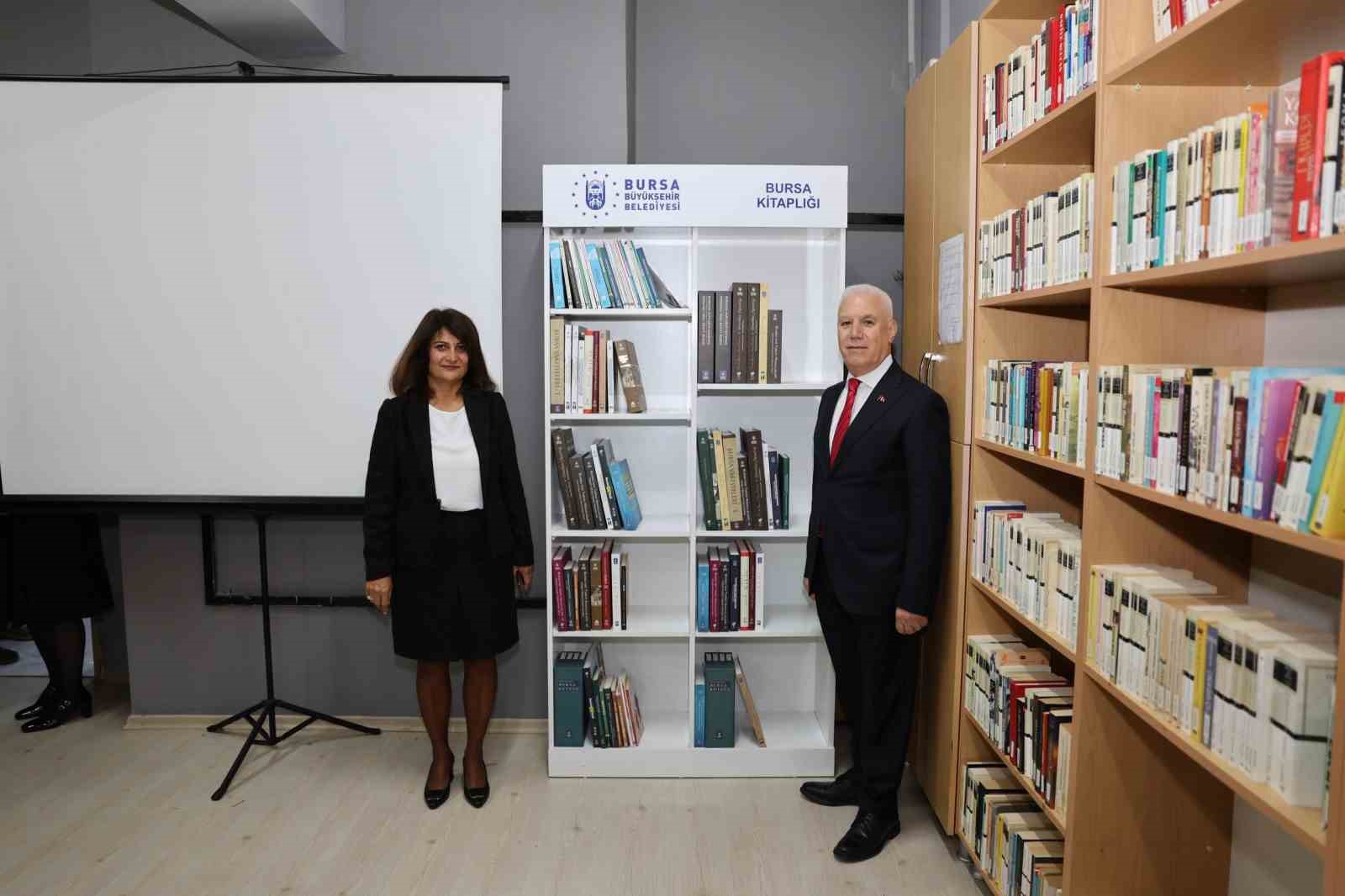 baskan bozbey mezun oldugu okuldaki ogretmenlerle bulustu 4 HJ6IVtGC