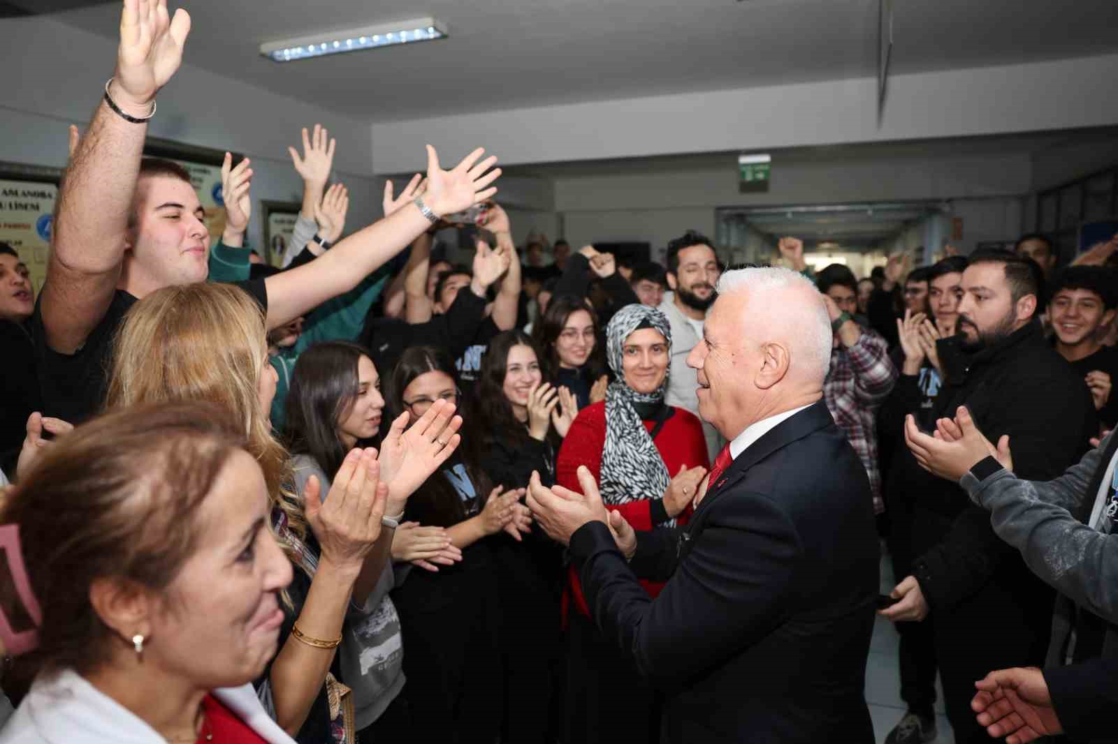 baskan bozbey mezun oldugu okuldaki ogretmenlerle bulustu 5