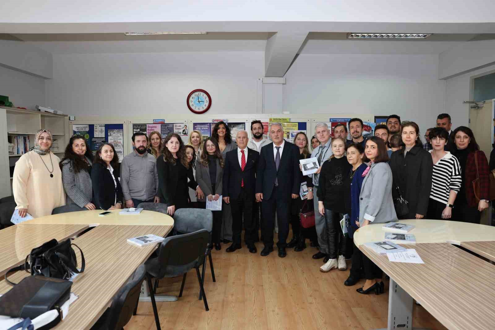 baskan bozbey mezun oldugu okuldaki ogretmenlerle bulustu 6 2kQTRFW2