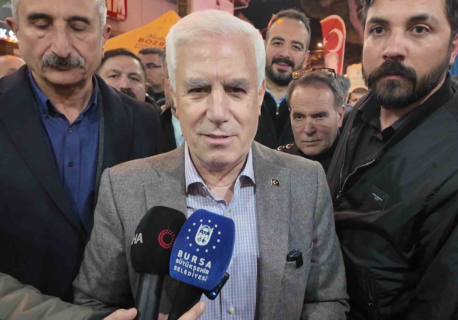 baskan bozbey sahurda vatandaslarla bulustu tarihi firinlarda tahinli pide ve simit dagitti 0 UZw4qcwN