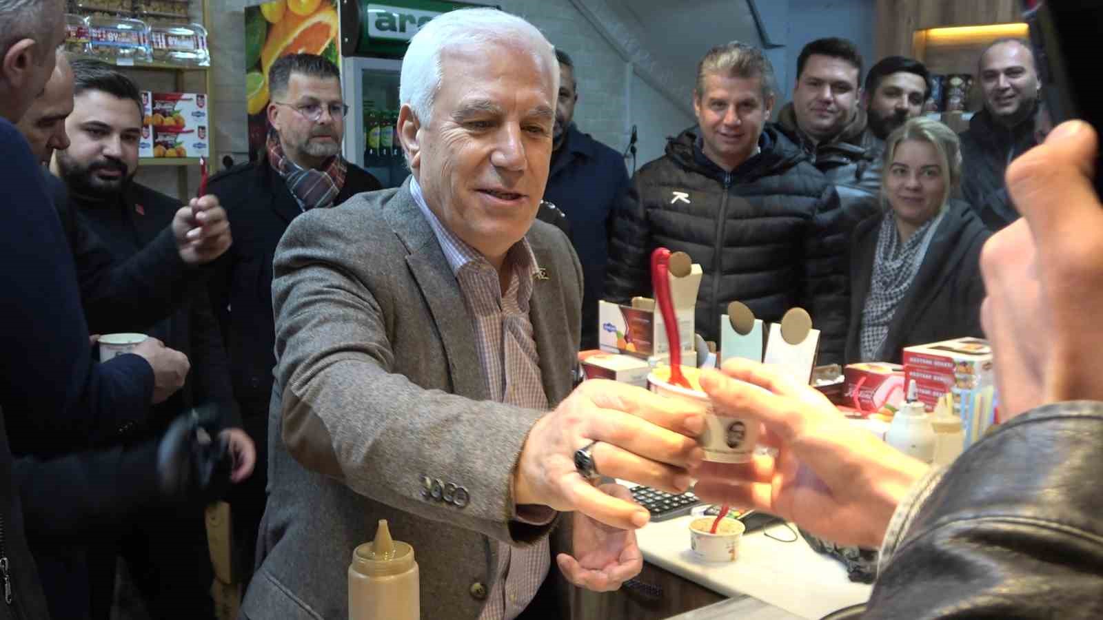 baskan bozbey sahurda vatandaslarla bulustu tarihi firinlarda tahinli pide ve simit dagitti 2 bKOiFVtZ
