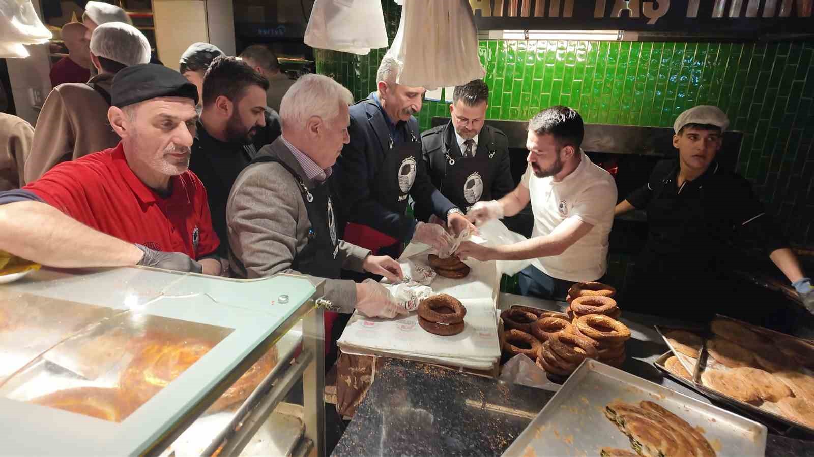 baskan bozbey sahurda vatandaslarla bulustu tarihi firinlarda tahinli pide ve simit dagitti 3 nJU6RWW6