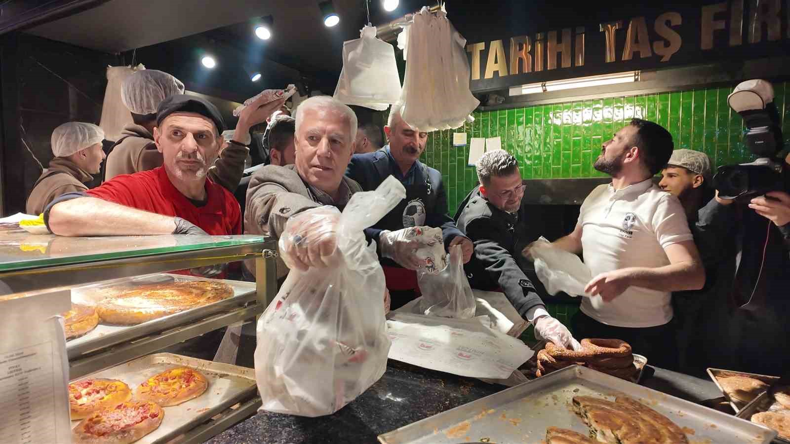 baskan bozbey sahurda vatandaslarla bulustu tarihi firinlarda tahinli pide ve simit dagitti 4 HrETSBu3