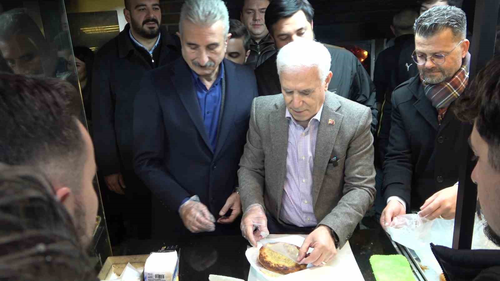 baskan bozbey sahurda vatandaslarla bulustu tarihi firinlarda tahinli pide ve simit dagitti 5