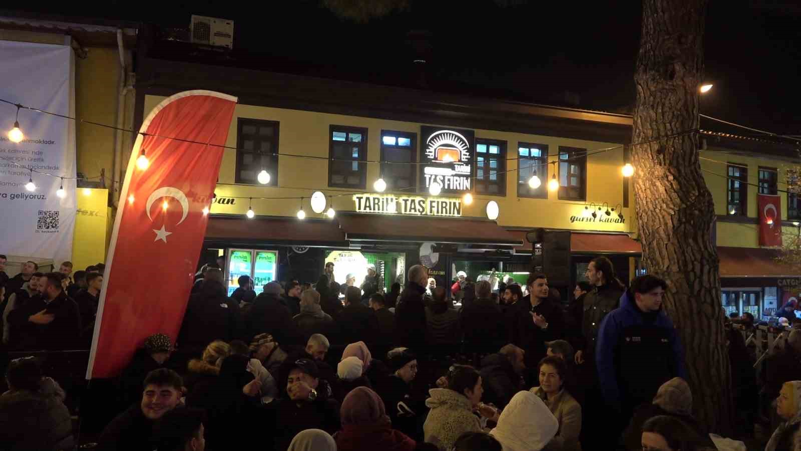 baskan bozbey sahurda vatandaslarla bulustu tarihi firinlarda tahinli pide ve simit dagitti 6 Yy1C7yqw